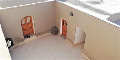 تصویر ۱ - اقامتگاه بوم‌گردی آق سید ذبیح الله  (اتاق زیر پله) در  طبس