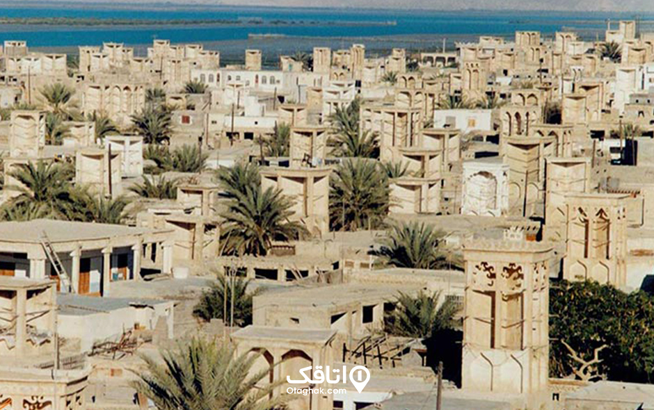 نمای بالا از خانه های خاکی رنگ بندر لافت