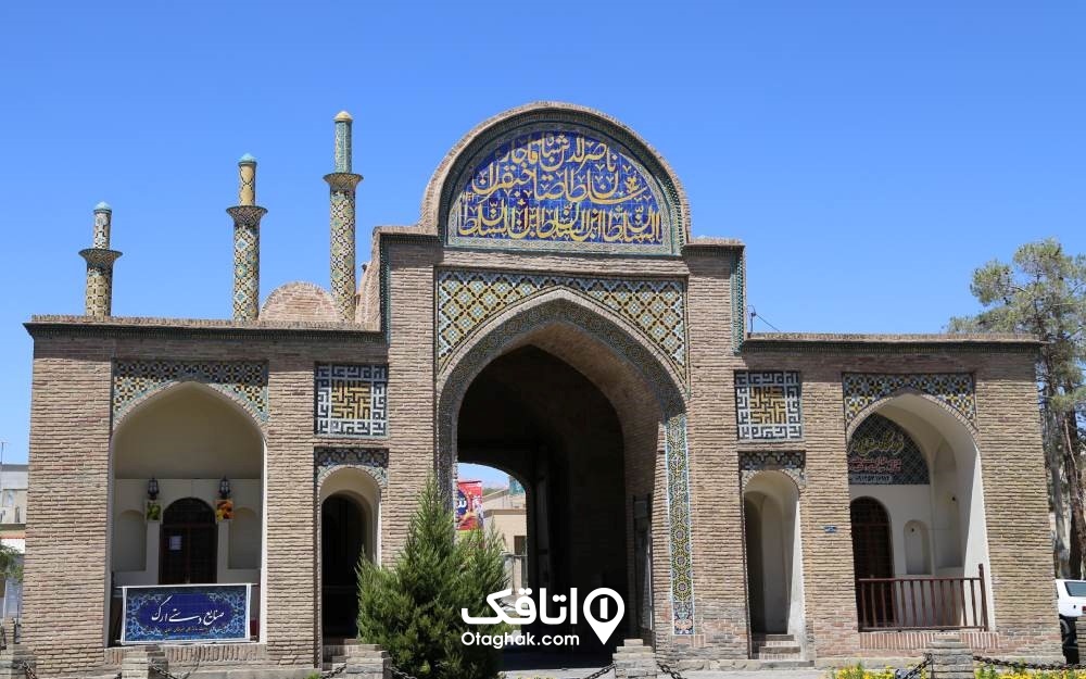 نمایی از دروازه ارگ سمنان در روز