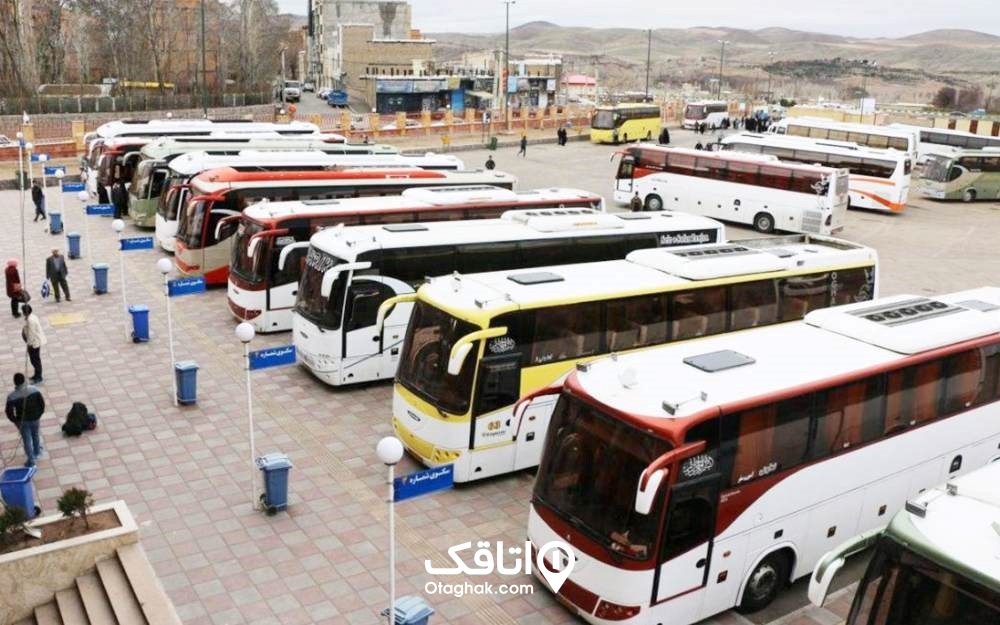 نمایی از چند اتوبوس پارک شده در ترمینال