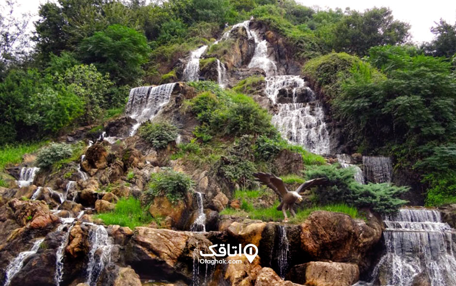 آب در حال جاری شدن از روی کوه  آبشاری به نام شیطان کوه