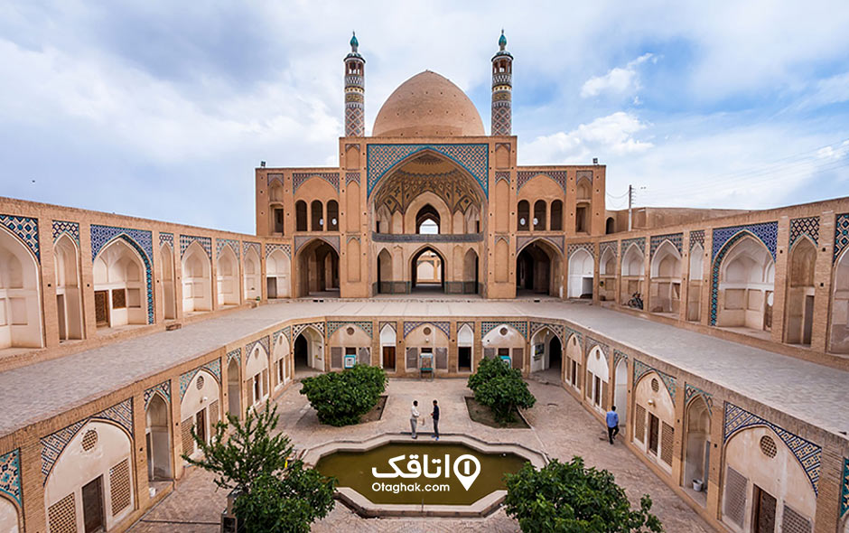 مسجد و مدرسه آقا بزرگ کاشان با کنبد و گل دسته کاشی کاری های زیبا