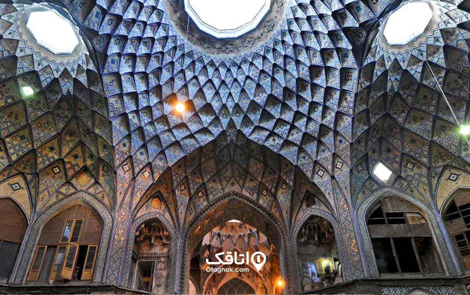 سقف بسیار زیبای بازار کاشان که با کاشی کاری های مدل دار و حجم های منظم ساخته شده