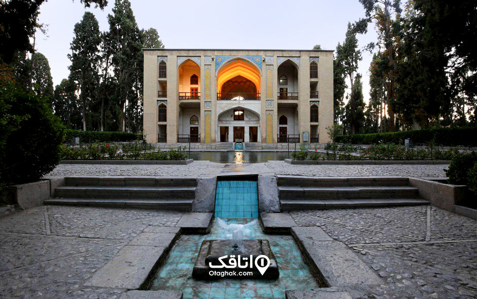 حوضی بلند که از میان باغ رد شده و به ساختمان دو طبقه انتهای آن می رسد. ساختمانی با یک شاه نشین . د. ایوان کوچک در کنار