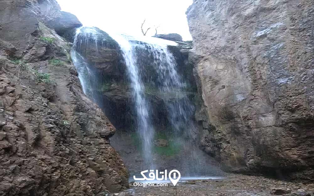 آبشاری درحال جاری شدن از سنگ و صخره