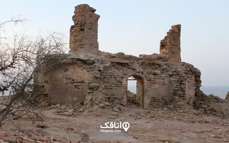 درب ورودی و ئیوارهای یک مسجد نیمه کاری قدیمی