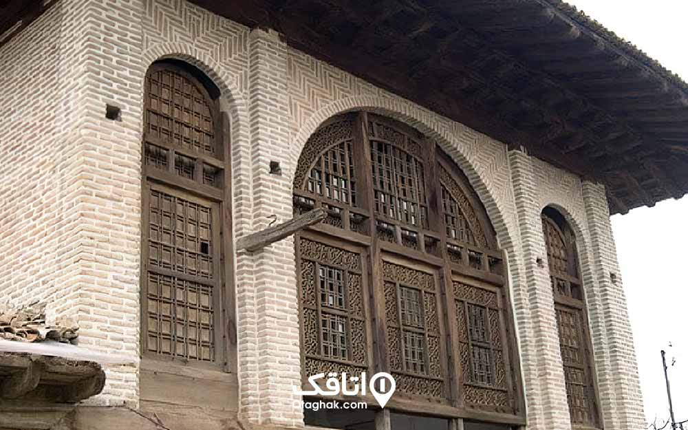 خانه ای با نمای آجری و پنجره های گره دار چوبی و بلند به نام خانه مدانی ها