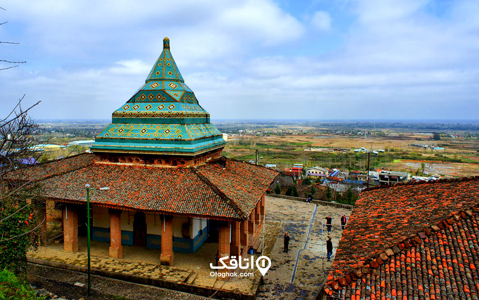 بنایی با گنبدی معبد مانند به رنگ آبی و در پایین آن شیوانی چوبی 