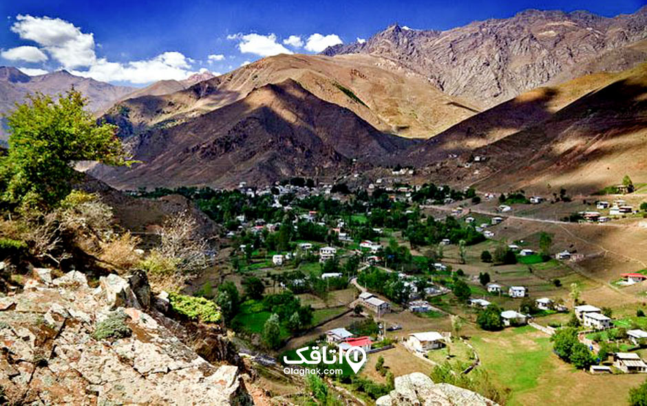 نمای از بالای یک روستا، خانه و طبیعت اطراف آن