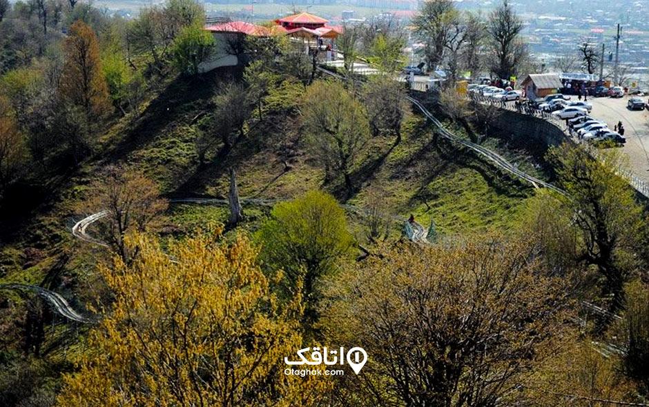 پارک جنگلی سیاهداران در بام تالش پوشیده شده از درختان و فضای سبز