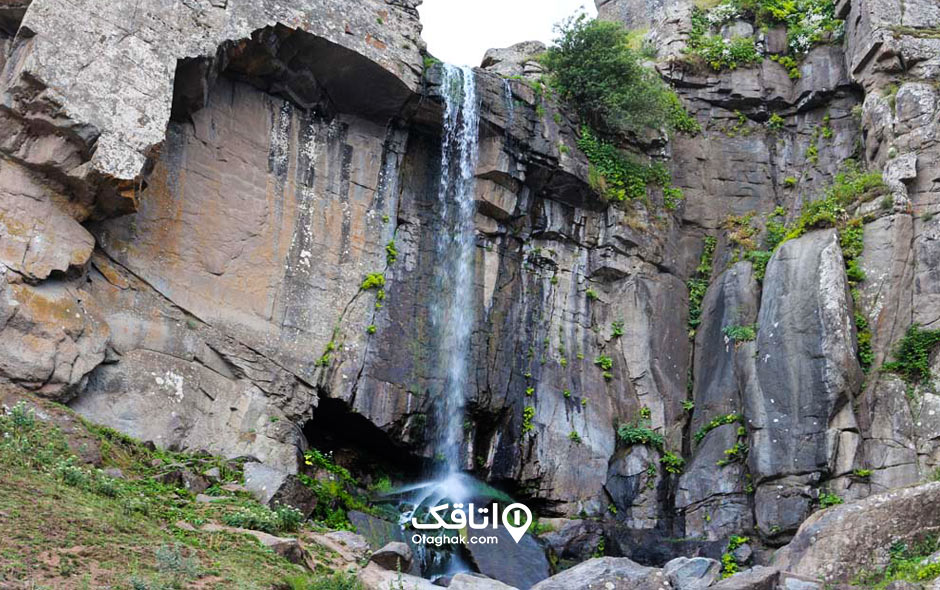 آبشار ورزان در روستای ورزان با ارتفاع زیاد به زمین میریزد