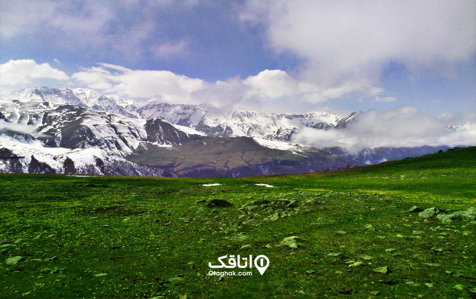 کوه های پر از برف و دشت سرسبز روستای مازیچال