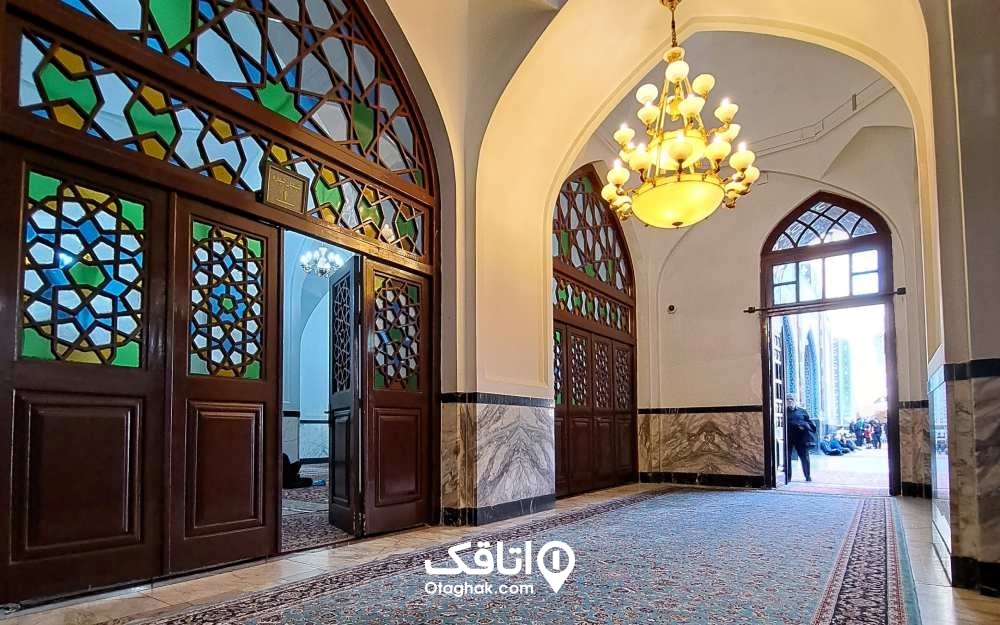 نمایی از فضای داخلی مسجد گوهرشاد، از مهم‌تری جاهای دیدنی مشهد