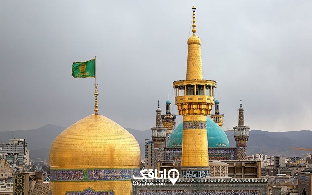 نمایی از کنبد و گلدسته بارگاه امام رضا در مشهد