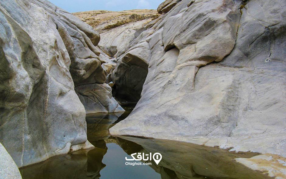 مقاری آب بین رو صخره مانند حوض