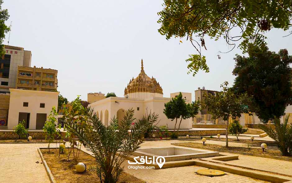 ساختمتنی سفید رنگ با گنبدی کرم رنگ و متفاوت به نام معبد هندو ها