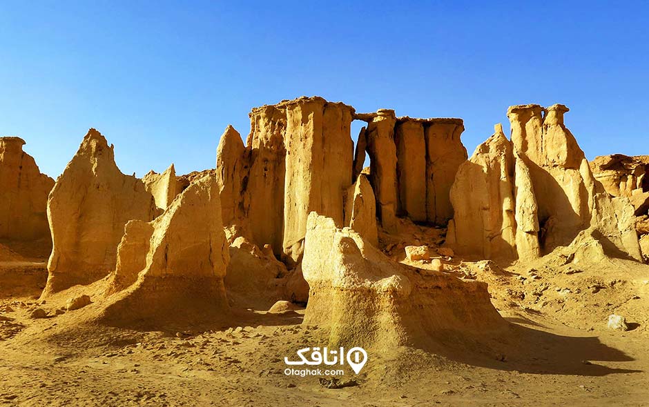 دره ای با صخره و سنگ هایی به شکل غجیب و به رنگ خاکی
