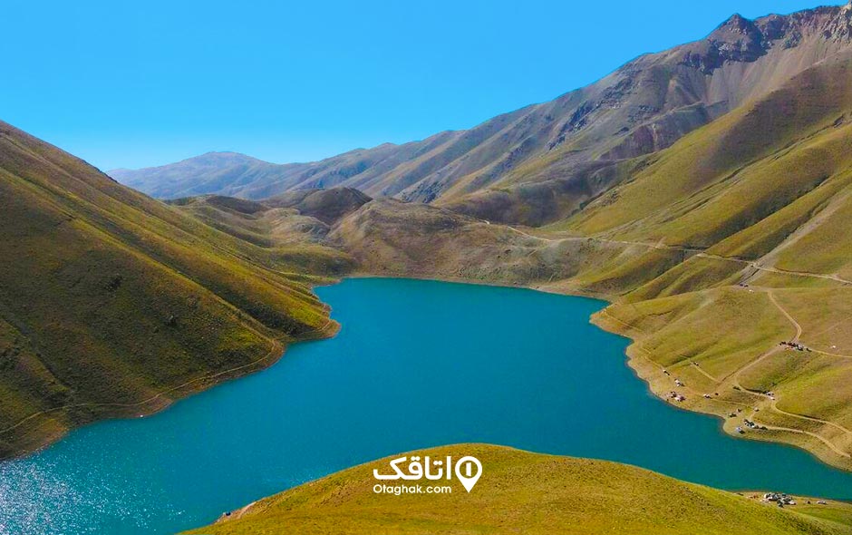 دریاچه تار در میان کوهستان