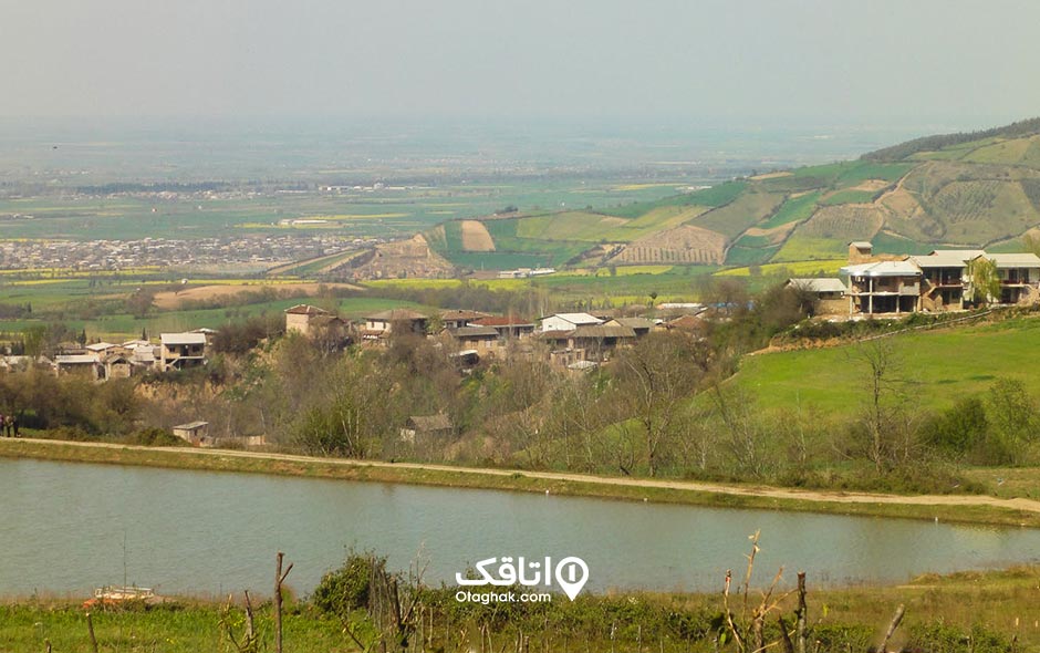 نمای دور از روستای شموشک علیا، یک دریاچه و چند خانه