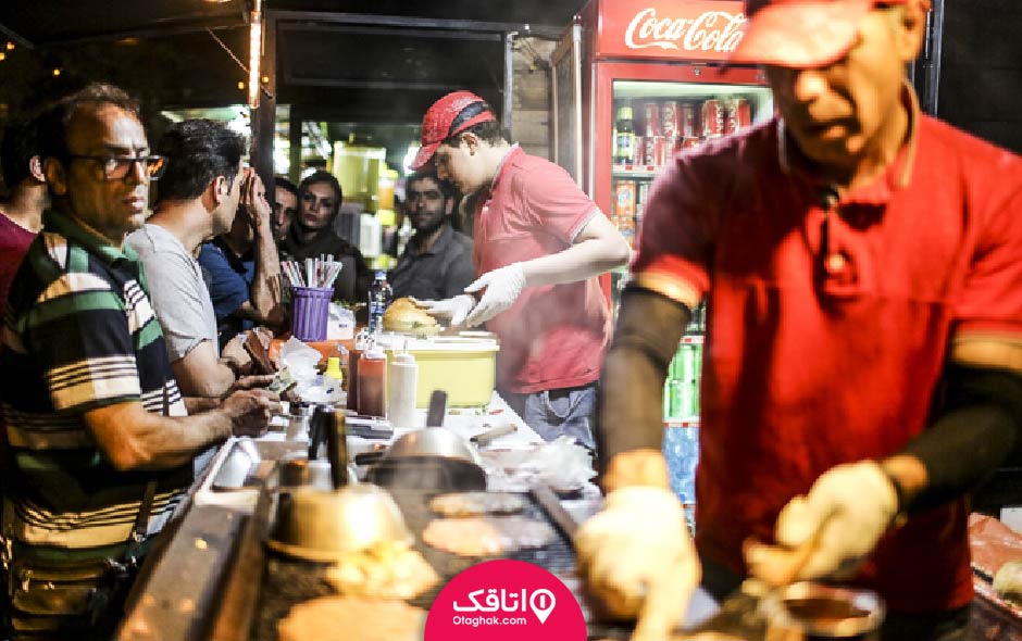 نمایی از یک غذاخوری خیابانی و محلی