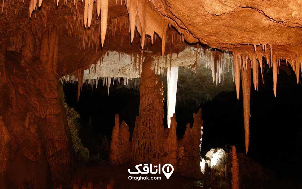 نمای داخل غار دانیال در سلمانشهر 