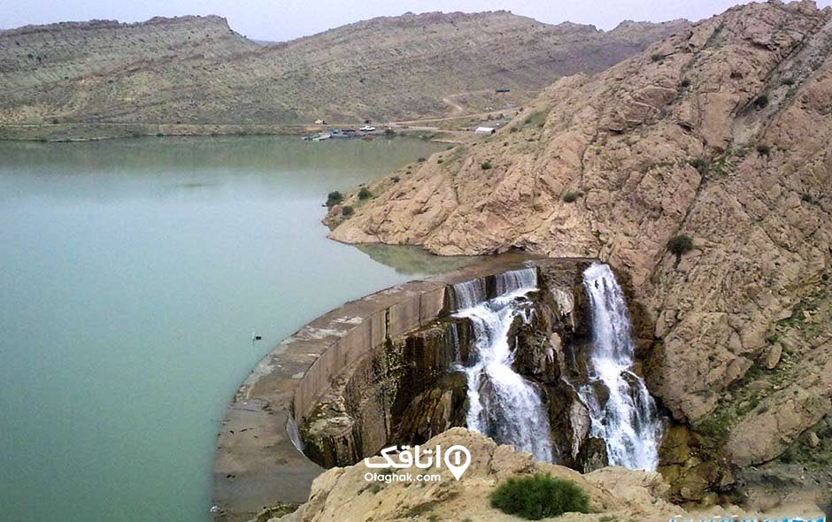 تصویر سد کبار، سدی میان کوههایکه آب در حال لبریز شدن از آن است