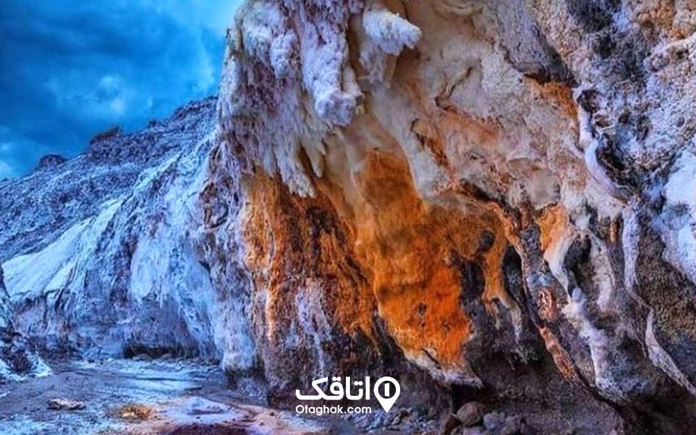 سنگ های رنگارنگ یک کوه در ورودی غاری به نام غار خرسین
