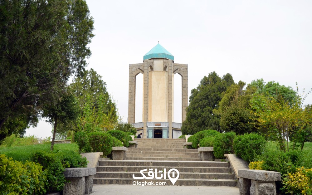 نمایی از آرامگاه باباطاهر در روز