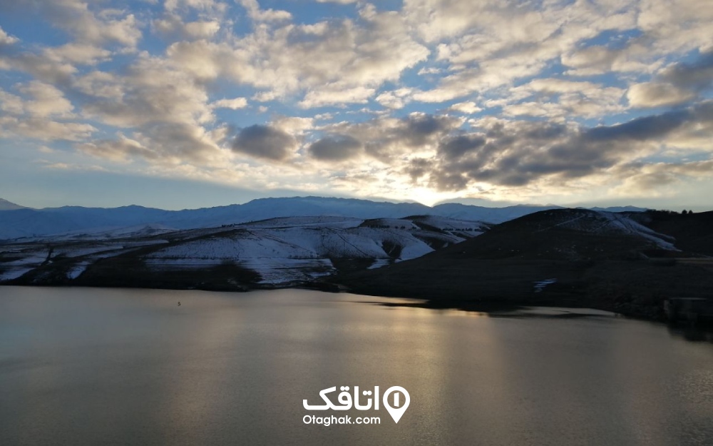 نمایی از دریاچه سد اکباتان همدان در غروب