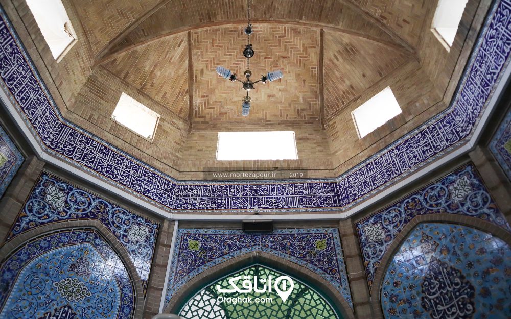 نمایی از فضای داخلی مسجد جامع همدان در روز