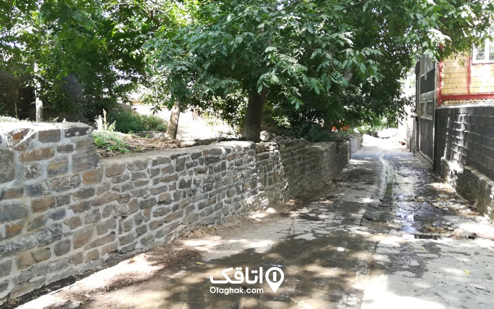 نمایی از کوچه پس کوچه هیا روستای سیمین در روز