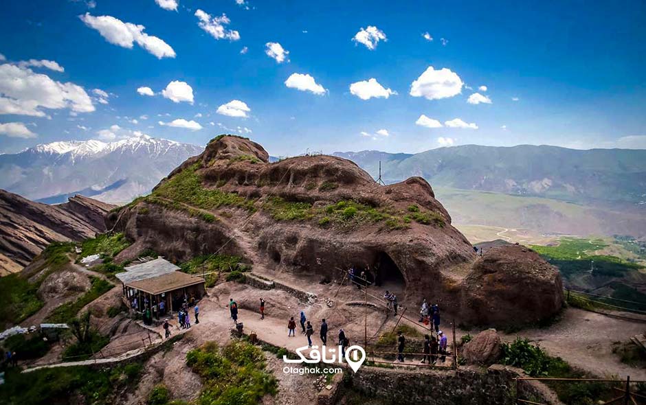 قلعه ای بر روی کوه هایی بلند در دل طبیعت به نام الموت 