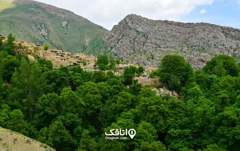 روستای اویندین در دره بین دو رودخانه قرار دارد که پر از خانه های کاه گلی و آجری است و توسط کوه و تعداد زیادی درخت احاطه شده