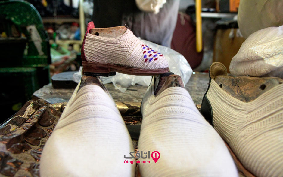 میز کار یک کارگاه گیوه بافی و تعدادی گیوه روی میز