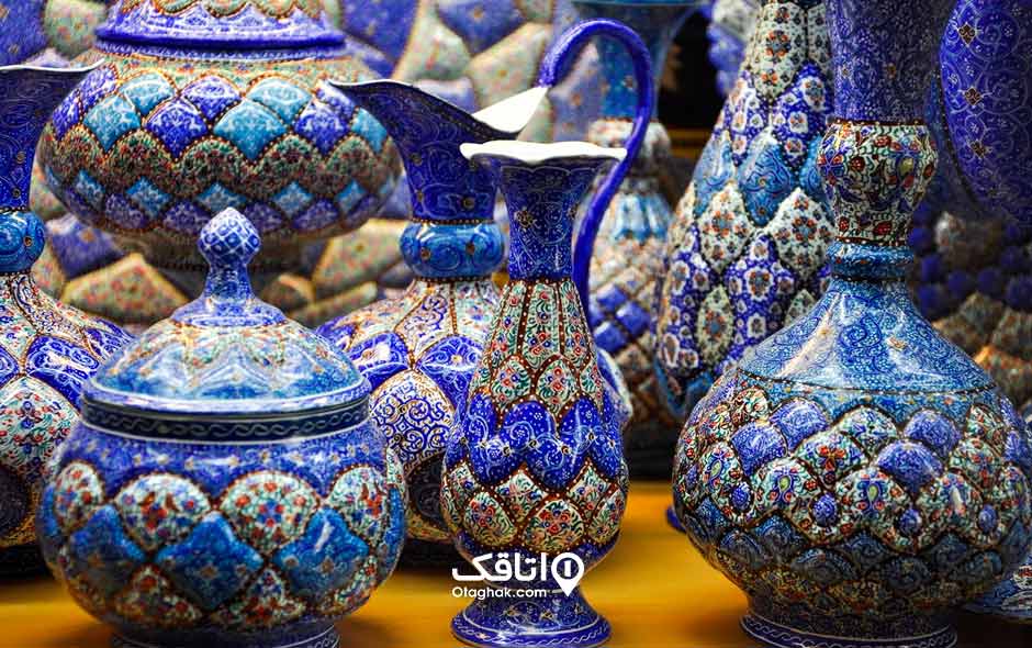 قندارن و گلدان و گلاب پاش میناکاری شده با رنگ های مختلف آبی روشن و تیره