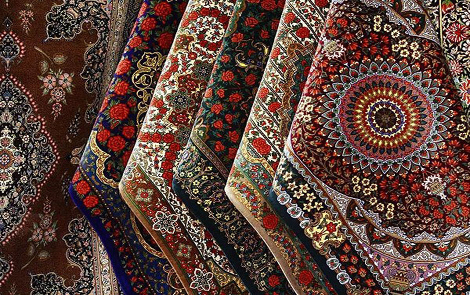 چندین قالی که به شک مورد و متوالی بر روی دیوار آویزان شده اند