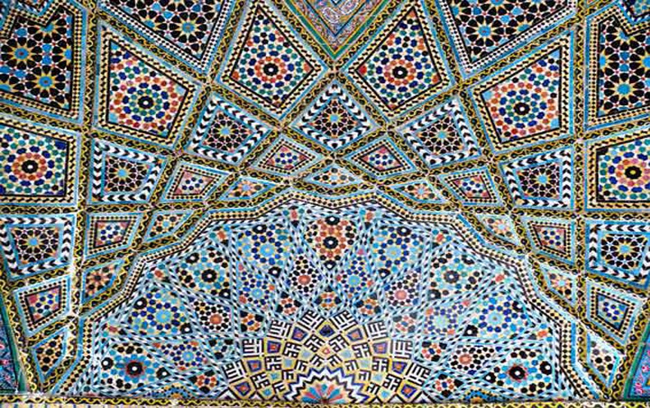 قسمتی از یک سقف تزیین شده یا کاشی هایی زیبا