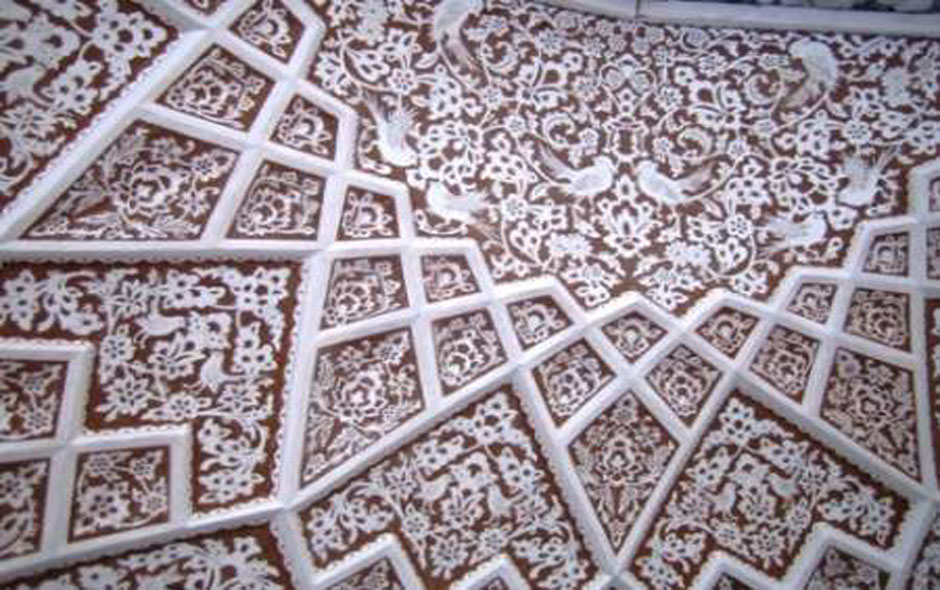 تصویر بخشی از یک سقف که یا هنر گچ بری مزین شده