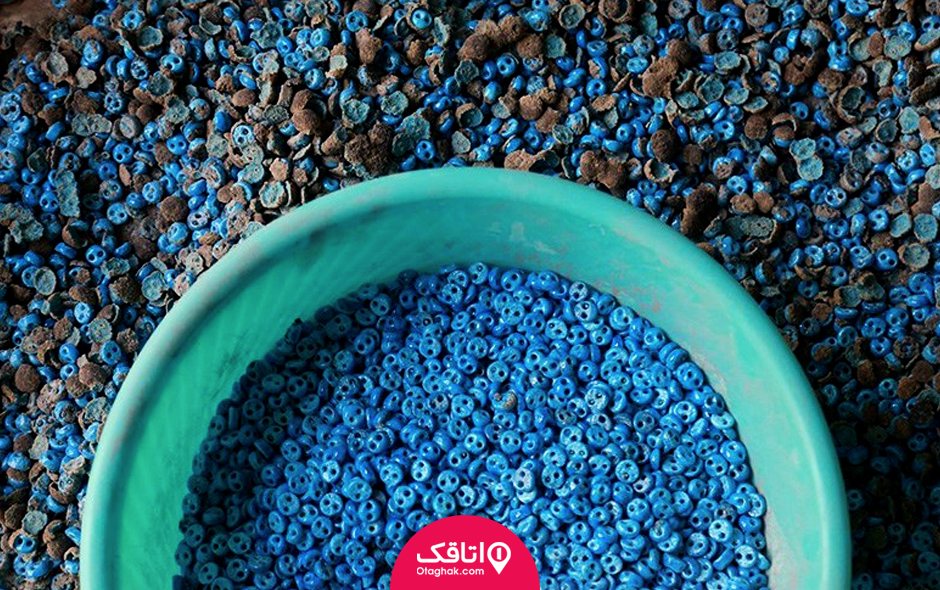 تعداد زیادی مهره آبی رنگ که روی آنها سوراخ هایی است