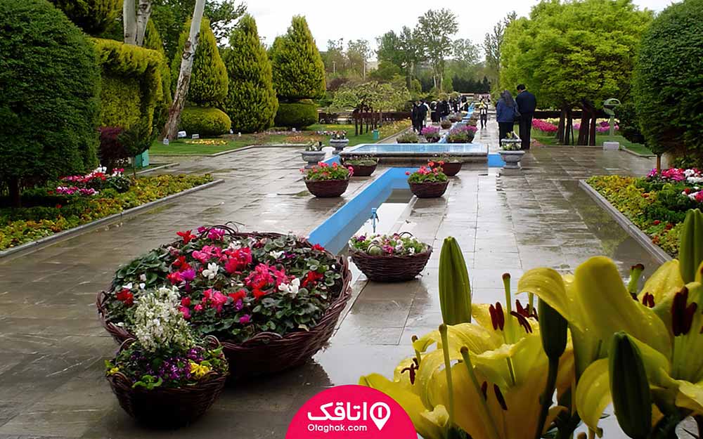 محوطه سر سبز و زیبا از درختان تزیینی و گل ها در باغ گل اصفهان