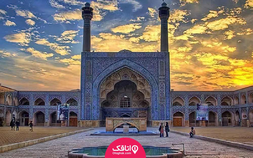 مسجدی زیبا و با کاشی کاری هایی هنرمندانه و آبی رنگ و حوض هایی در وسط حیات 