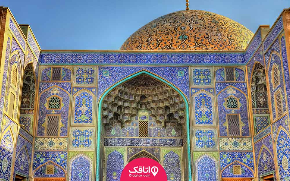گنبد و صحن ورودی یک مسجد با کاشی کاری هایی رنگی و زیبا 