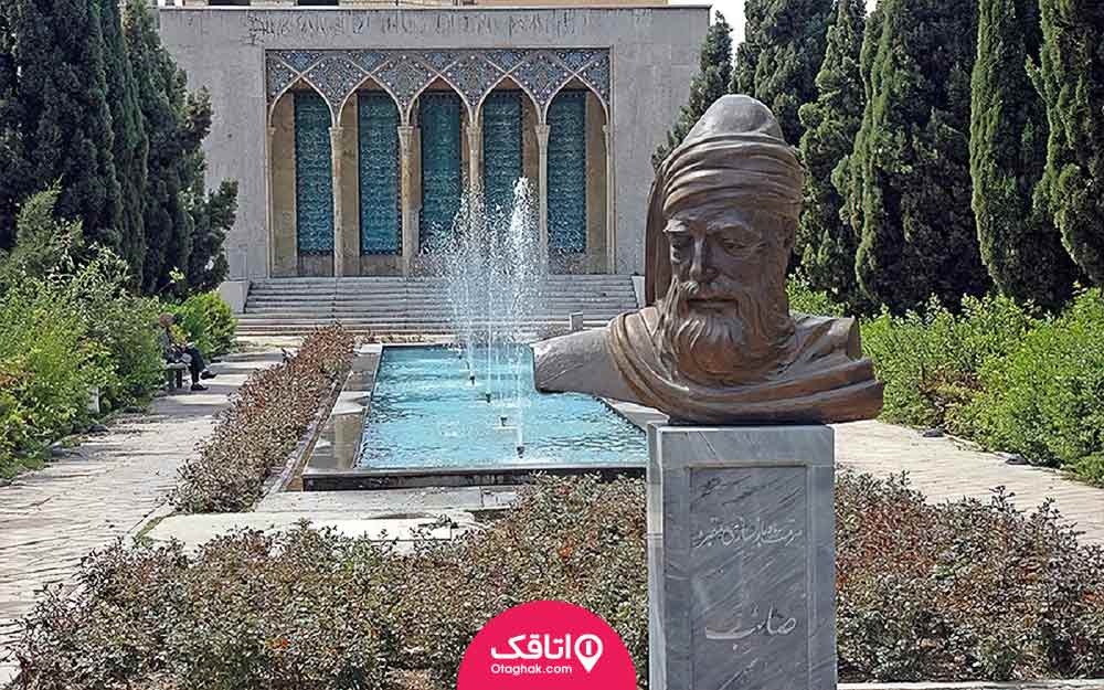 مجسمه ای از شاعر بزرگ صائب تبریزی در آرامگاه وی رو به روی حوضی فواره دار
