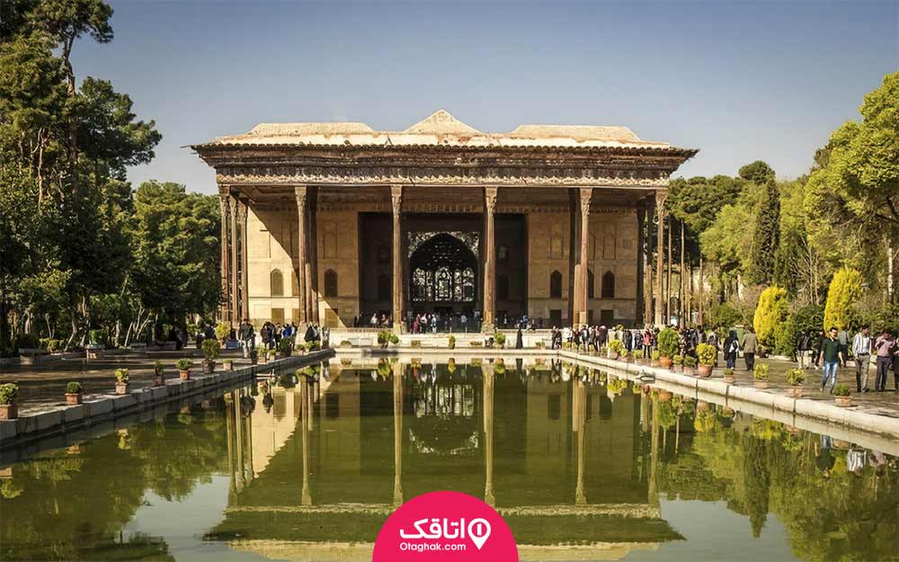 عمارت چهل ستون و حوض بزرگ مستطیل شکلی که انعکاس ستون ها در ان افتاده است 