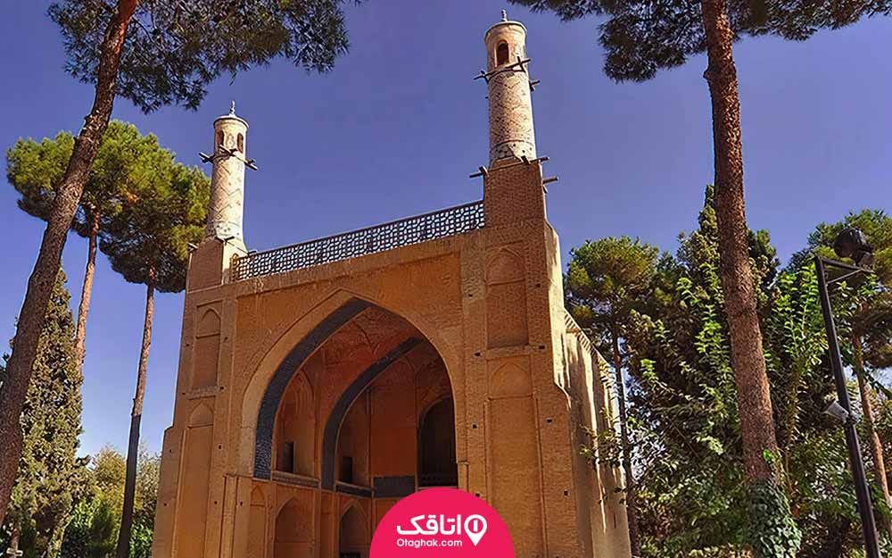 ساختمان و دو مناره از منار جنبان اصفهان