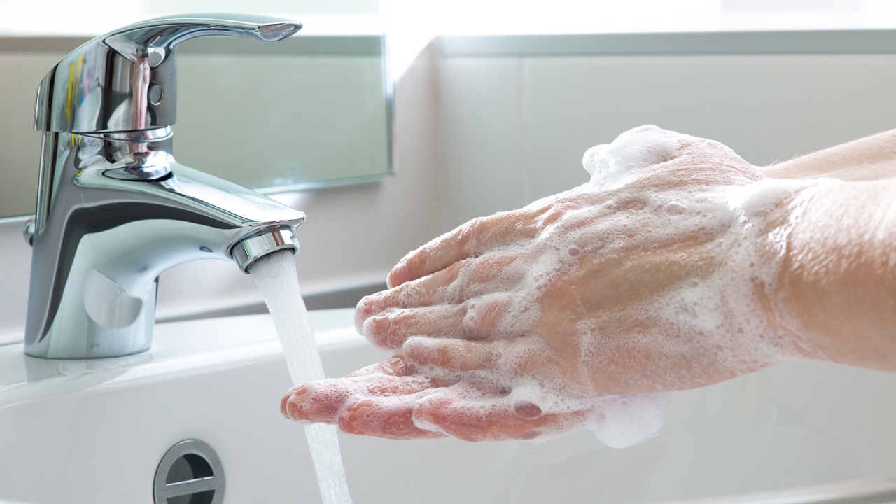 شستن دست‌ها هنگام سفر در ایام کرونا