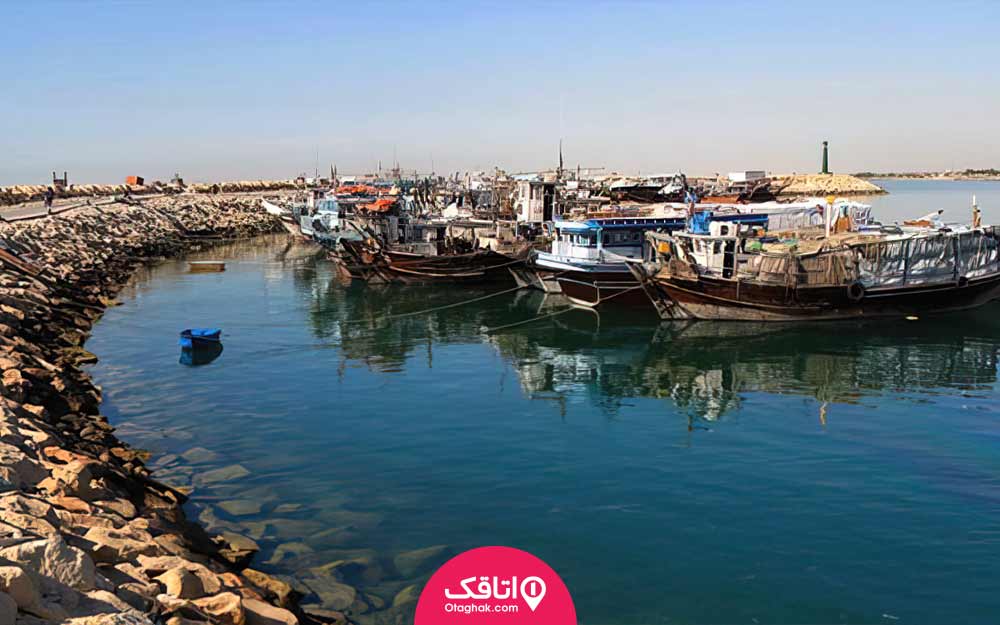 تعدادی لنج و قایق پهلو گرفته در یک اسکله ساحلی 