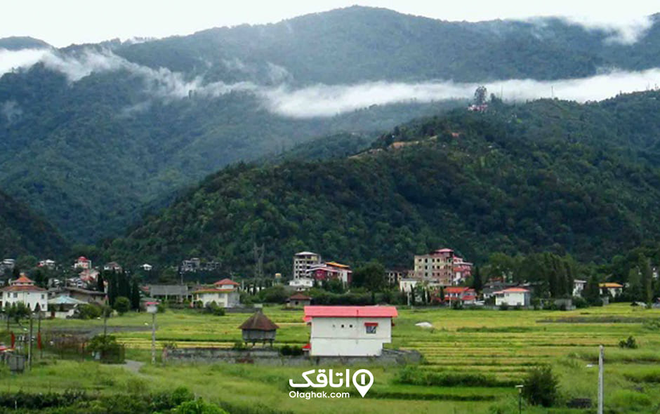 روستاییی زیبا به نام اوشیان در جوار کوه هایی سرسبز و مه گرفته 