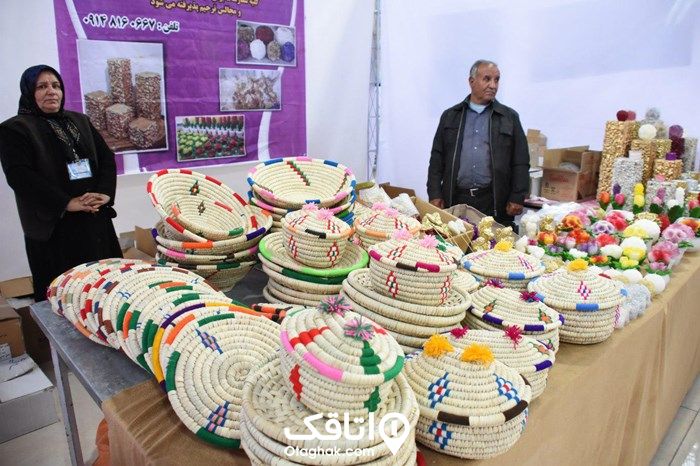 میز پر از صنایع دستی حصیری