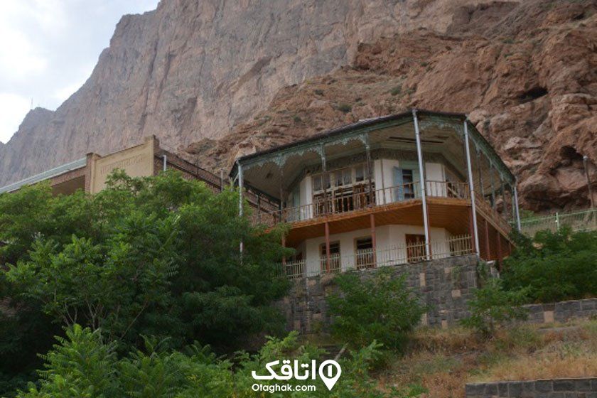 عمارت کلاه فرنگی عمارتی هشت ضلعی و دو طبقه، به همراه ایوان چوبی و سرتاسری